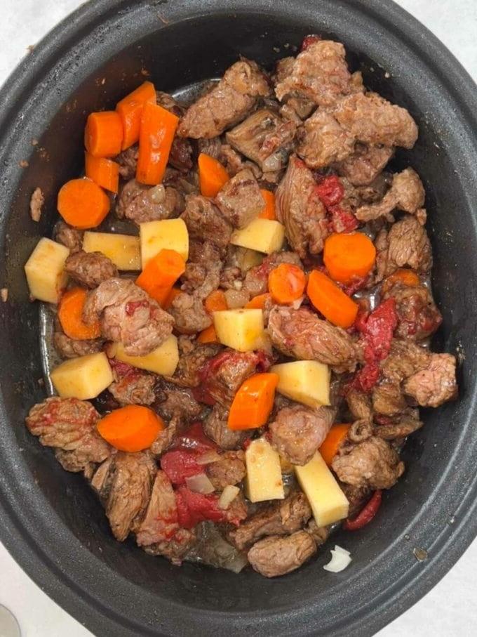 Stufato di Manzo a Lenta Cottura con Sugo Ricco 8 Passaggio 4 della ricetta per lo Stufato di Manzo in Slow Cooker.