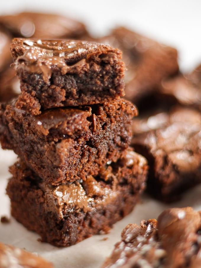 Brownies alla Nutella {Solo 3 Ingredienti!} 8 Pila di tre brownies alla Nutella, con spirali di Nutella e sale marino in superficie
