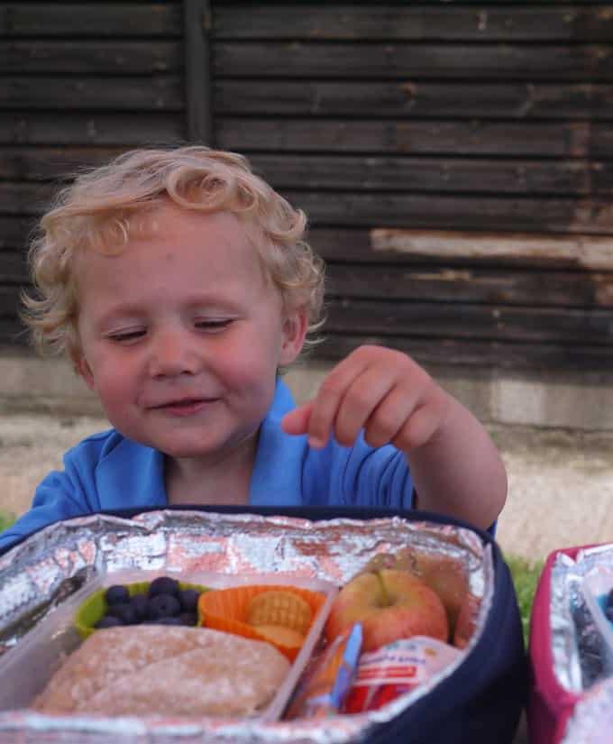 Bambini che mangiano dal pranzo al sacco