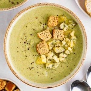 Zuppa di Broccoli e Stilton 8 Una grande ciotola di Zuppa di Broccoli e Stilton su un tavolo bianco.