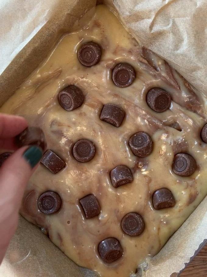 Miscela di cioccolato e rolo versata in una teglia per la ricetta del Fudge Rolo. Passaggio 4.
