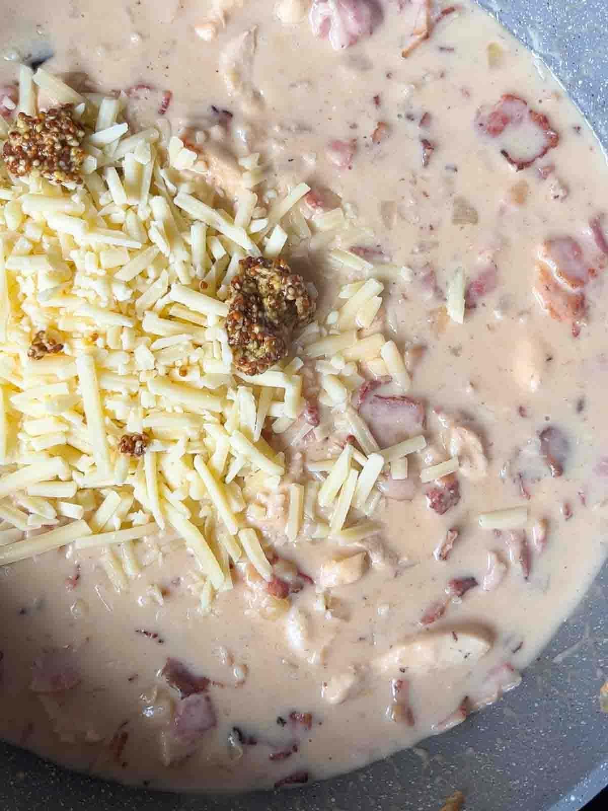 Pasta al Forno con Pollo e Pancetta {Così Facile!} 8 Aggiungere il formaggio e condire.