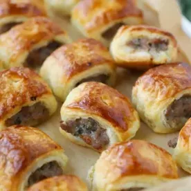 Domenica di Preparazione: Pasti per la Settimana 3 8 File di rotoli di salsiccia appena fatti su una teglia.