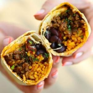 **I Burritos di Manzo Più Semplici di Sempre {Pronto in 30 Minuti}** 9 Carne macinata con riso e fagioli all'interno di una tortilla per una deliziosa ricetta di burritos di manzo.