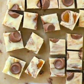 Menù di San Valentino o delle Amiche 9 Un vassoio di delizioso Rolo Fudge fatto in casa e pronto.