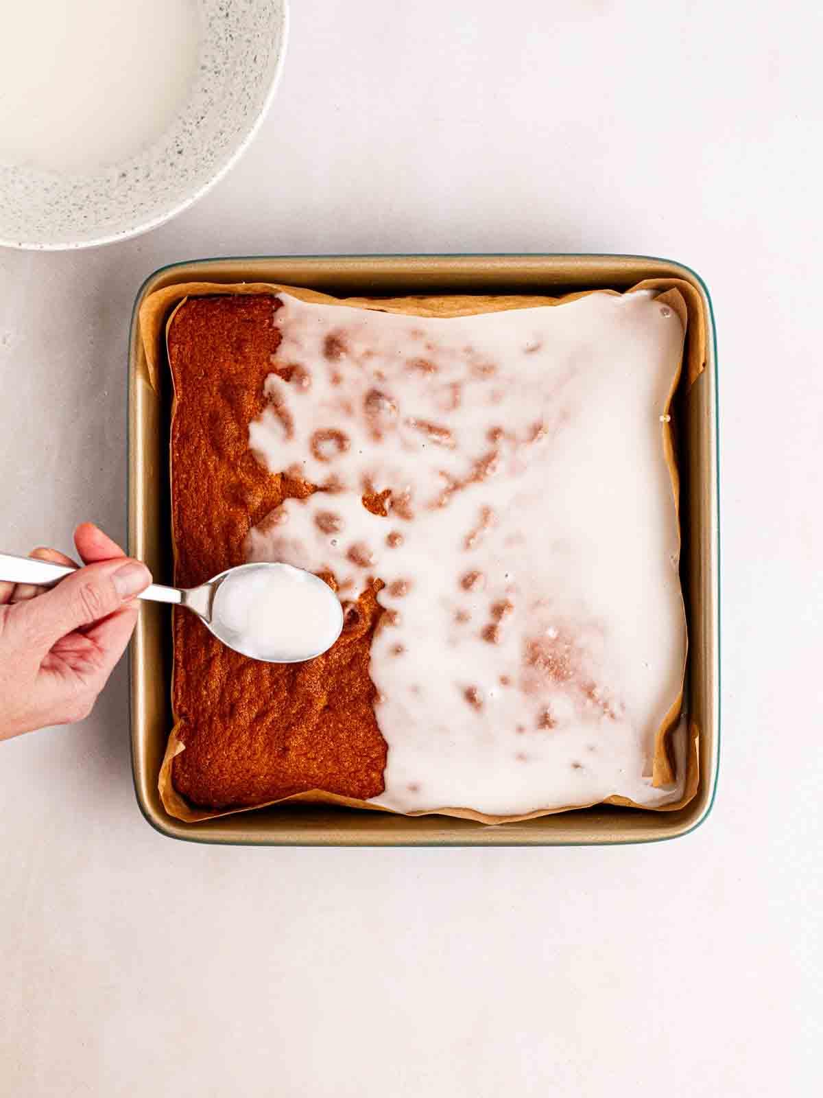 Torta Scolastica {Ricetta Facile!} 9 Glasi bianca versata su una torta di pan di Spagna per una ricetta di Torta della Scuola.