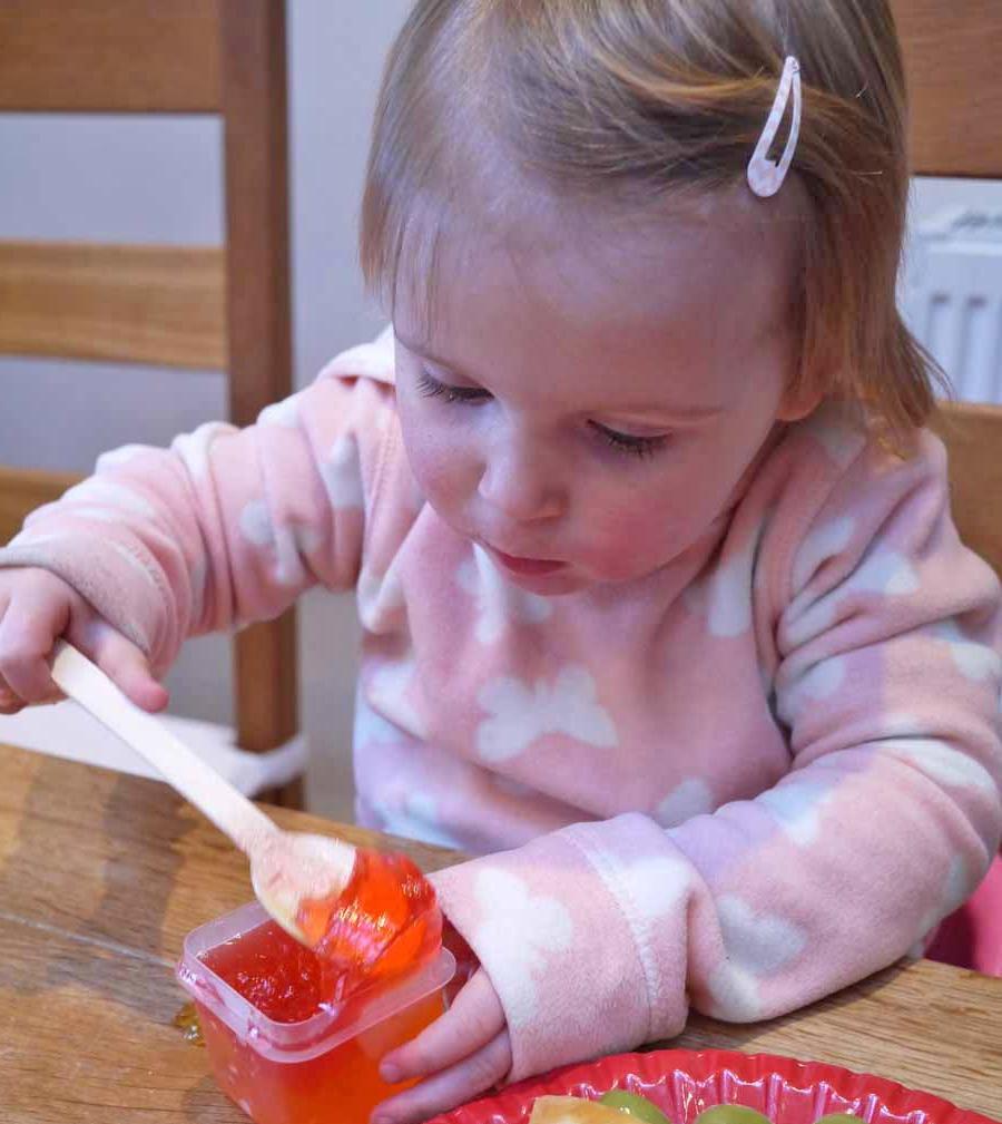 Gelatina a strati in piccoli contenitori per la festa