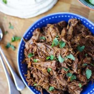 Instant Pot: Ricetta Pulled Pork con Rub BBQ Facile 9 Ricetta maiale sfilacciato Instant Pot, vista dall'alto, spolverato con menta.