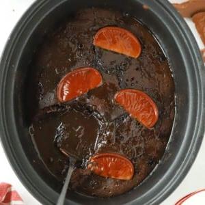 Pudding al Cioccolato e Arancia a Cottura Lenta 9 Chocolate Orange Pudding made in the slow cooker, ready to be served.