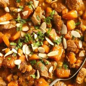 Tagine di Agnello {Facile Stufato alla Marocchina} 9 Un primo piano di agnello, zucca delica, menta e cipolla, cucinati insieme in una salsa per formare un Tagine di Agnello.