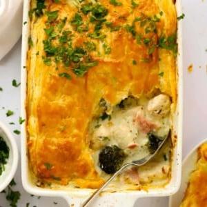 Torta di pollo e prosciutto {La più facile di sempre in una padella!} 9 Pasticcio di Pollo e Prosciutto Cotto con crosta dorata, appena servito direttamente dal forno.