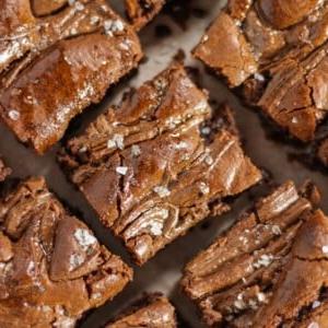 Brownies alla Nutella {Solo 3 Ingredienti!} 9 Brownies alla Nutella spolverati di sale e con spirali di Nutella