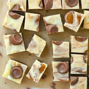 Una teglia di delizioso Fudge Rolo fatto in casa, pronto per essere gustato.