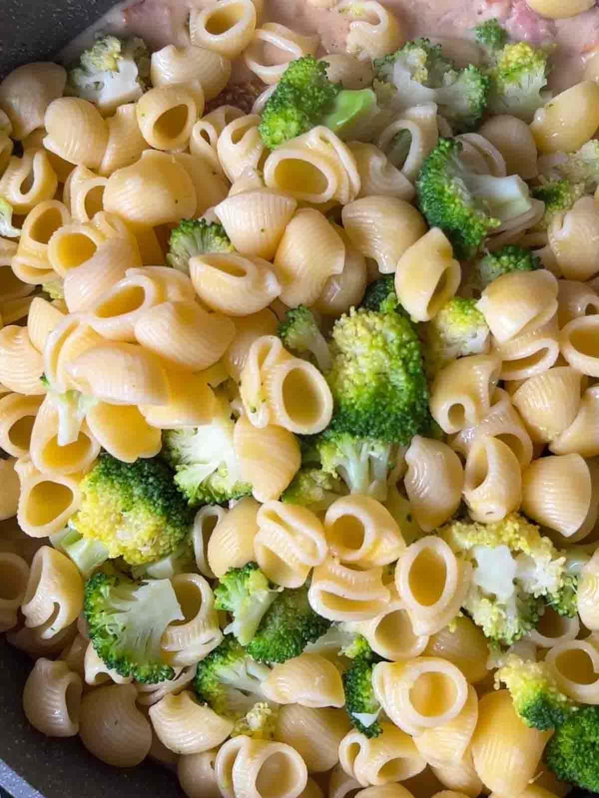 Pasta al Forno con Pollo e Pancetta {Così Facile!} 9 Aggiungere la pasta e i broccoli scolati.