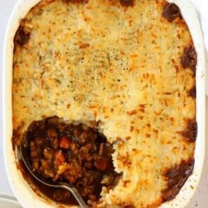 Il Pasticcio Vegetariano Definitivo 9 Primo piano di un piatto di Pasticcio Vegetariano di Lenticchie e Patate pronto per essere servito a cena.