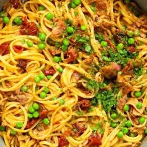 Un misto di spaghetti, piselli e pancetta per la ricetta della Pasta con Pancetta.