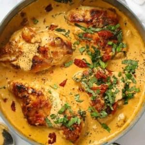 Ricetta Pollo Sposami realizzata in una grande padella, pronta per essere servita.