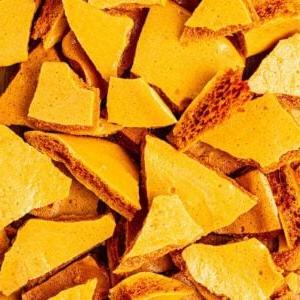 Come fare il nido d'ape 10 Un primo piano di molti pezzi di honeycomb fatto in casa.