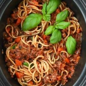 Domenica di Preparazione: Pasti per la Settimana 3 10 Bolognese con spaghetti nel slow cooker.