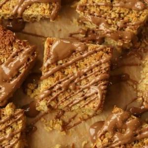 Pancakes Facili {Ricetta Infalibile!} 10 Cioccolato fuso colato su pezzi di flapjacks appena sfornati.