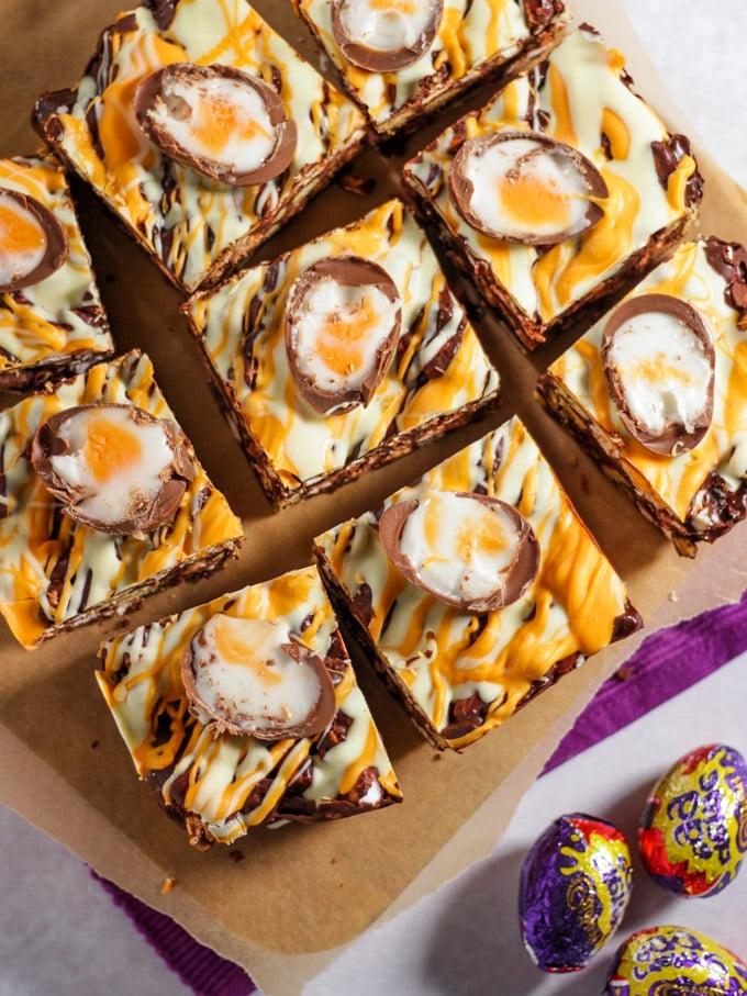 Ricetta Rocky Road al Creme Egg 2 Pezzi quadrati di Rocky Road con Creme Egg su un tagliere.
