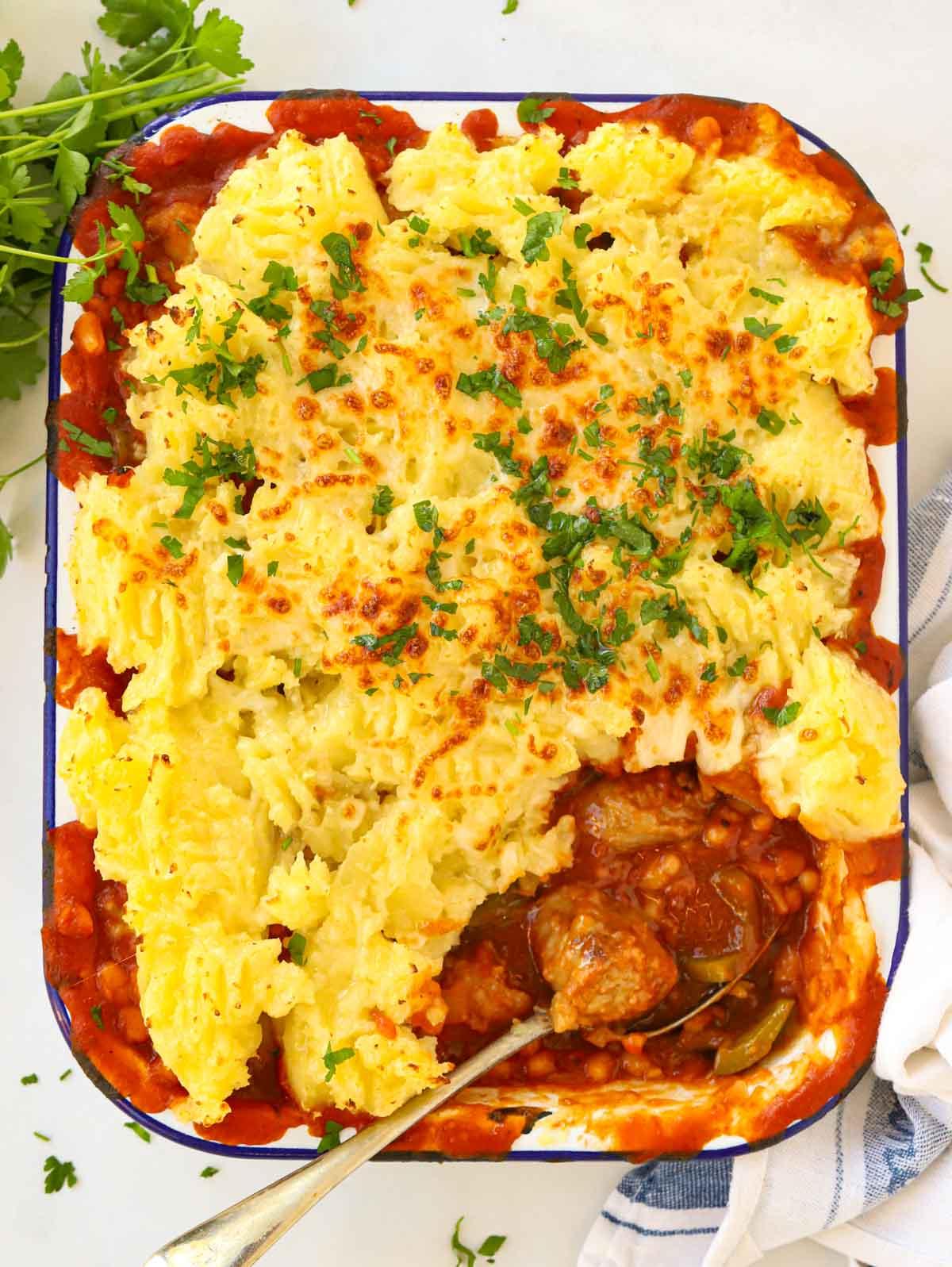 Pasticcio del Cowboy {Salsiccia e Fagioli al Purè} 2 Torta del Cowboy appena sfornata con una porzione mancante.