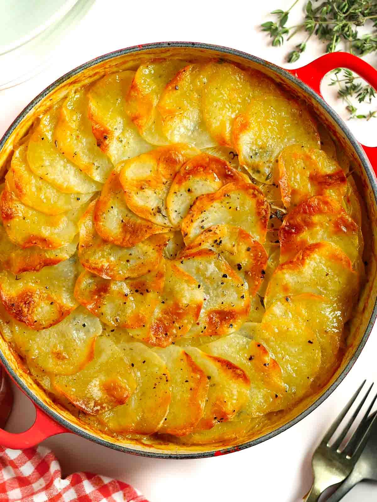 Patate alla Boulangère 2 Patate alla Boulangère cotte a strati in una teglia.