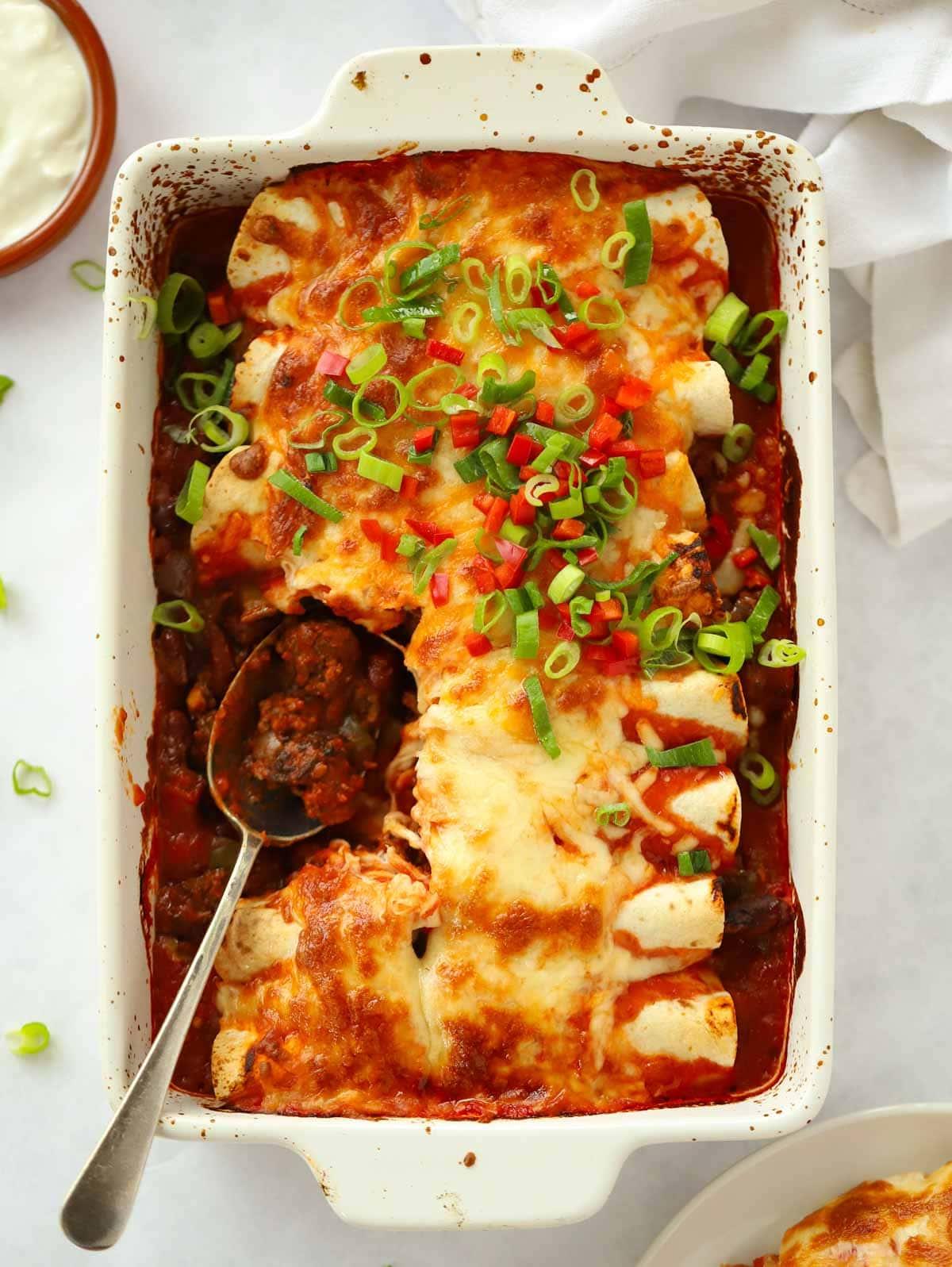 Enchiladas di Manzo 2 Questa ricetta di Enchiladas di Manzo al Chili è il pasto infrasettimanale definitivo tutto-in-uno.