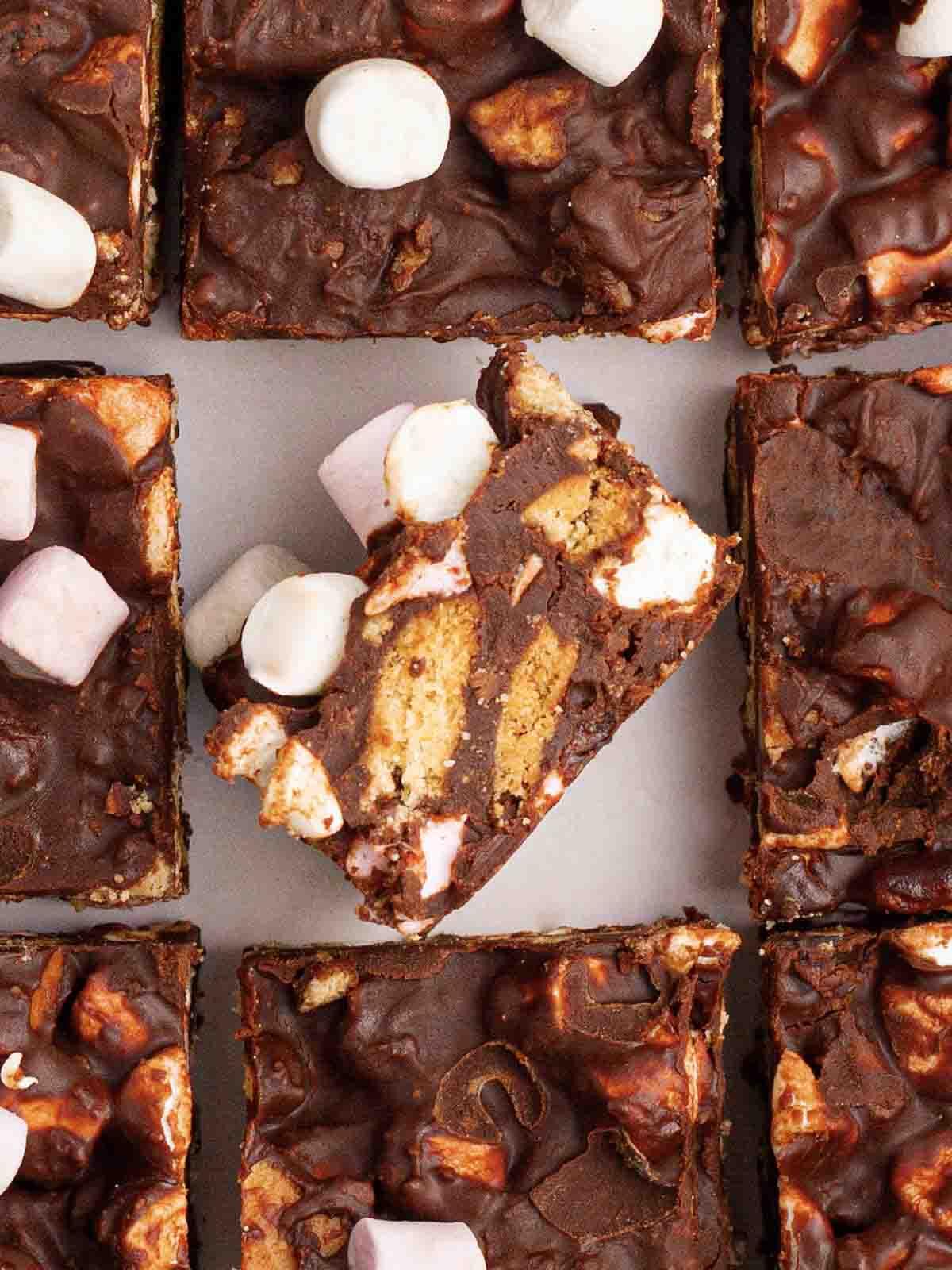 Rocky Road {La Migliore Ricetta di Sempre!} 2 Rocky Road quadratini, uno al centro di lato, che mostra l'interno.