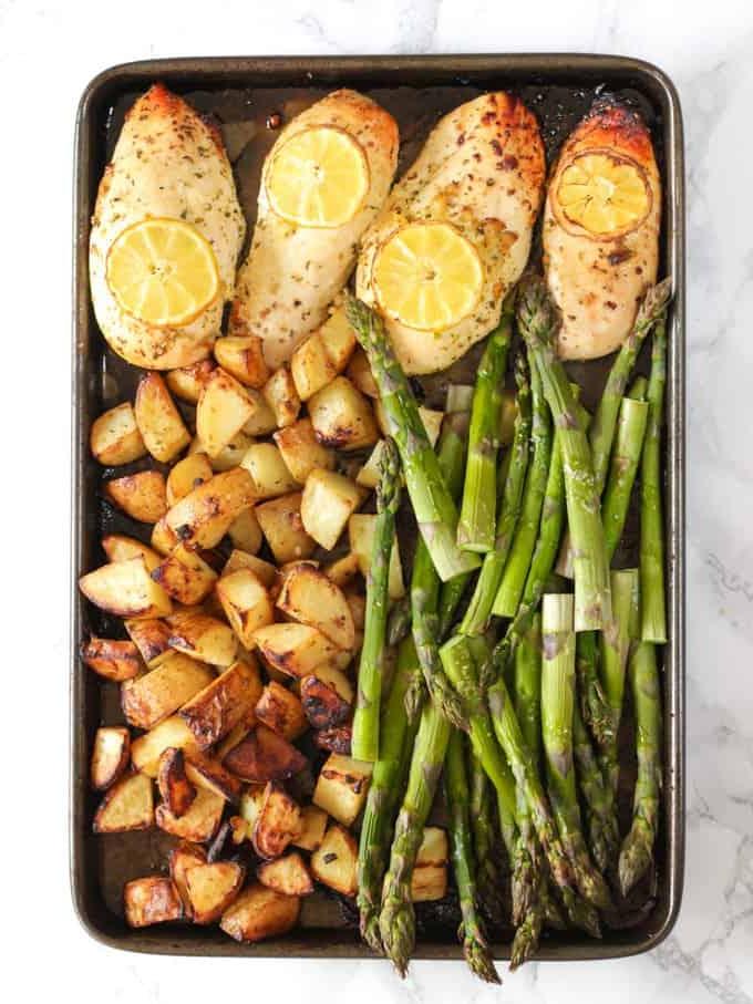 **Teglia di Pollo al Limone con Asparagi** 2 Questa ricetta di pollo al limone e asparagi in una sola padella è una cena veloce e semplice che utilizza petti di pollo, arrostiti con patate, asparagi, limone e miele. Un pasto davvero facile per la famiglia.
