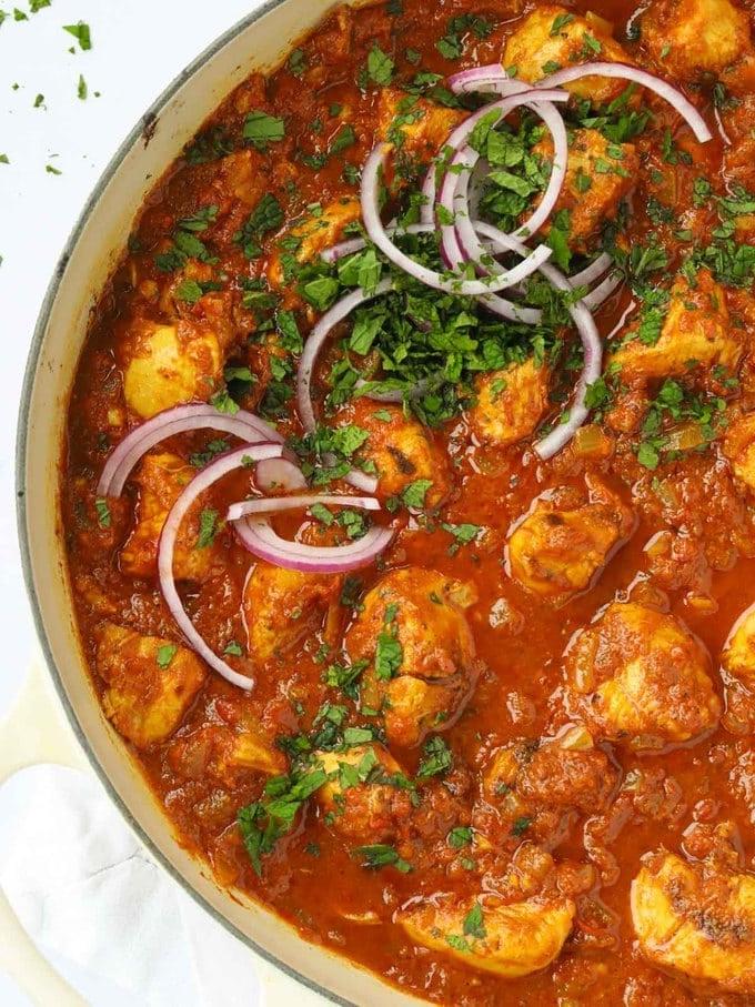 Curry di Pollo Facile {Rapido e Sano} 2 Pentola piena di curry di pollo facile per la preparazione in batch. Guarnito con cipolla rossa e coriandolo.
