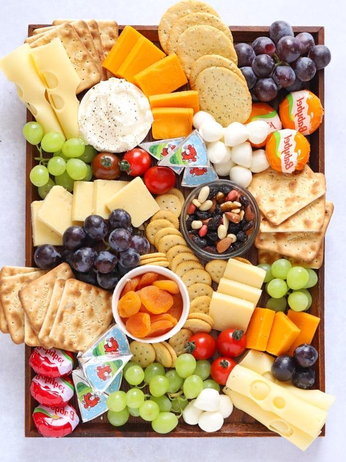 Tagliere di formaggi per bambini con snack e frutta adatti ai bambini