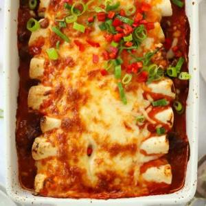 Enchiladas di Manzo 11 Primo piano di Enchiladas di Manzo, appena sfornate con formaggio fuso in cima.