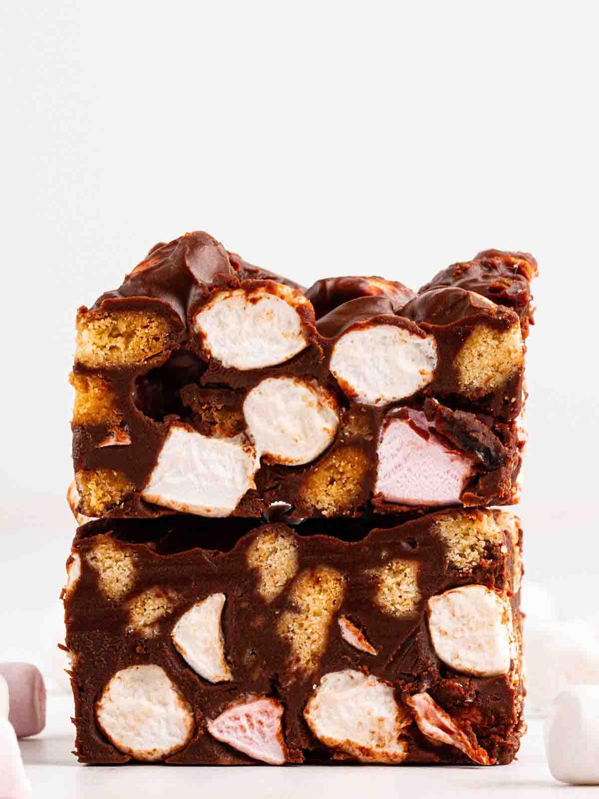 Rocky Road {La Migliore Ricetta di Sempre!} 3 Due quadratini di Rocky Road uno sopra l'altro visti di lato.