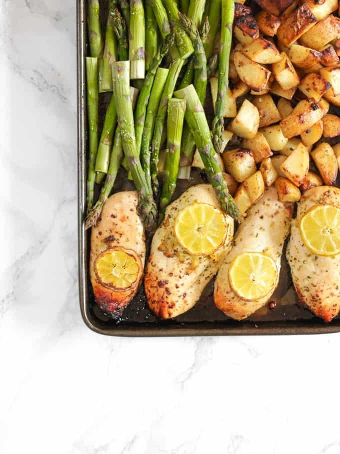 **Teglia di Pollo al Limone con Asparagi** 3 Una teglia da forno riempita con petto di pollo, patate a cubetti e asparagi per una ricetta in teglia.