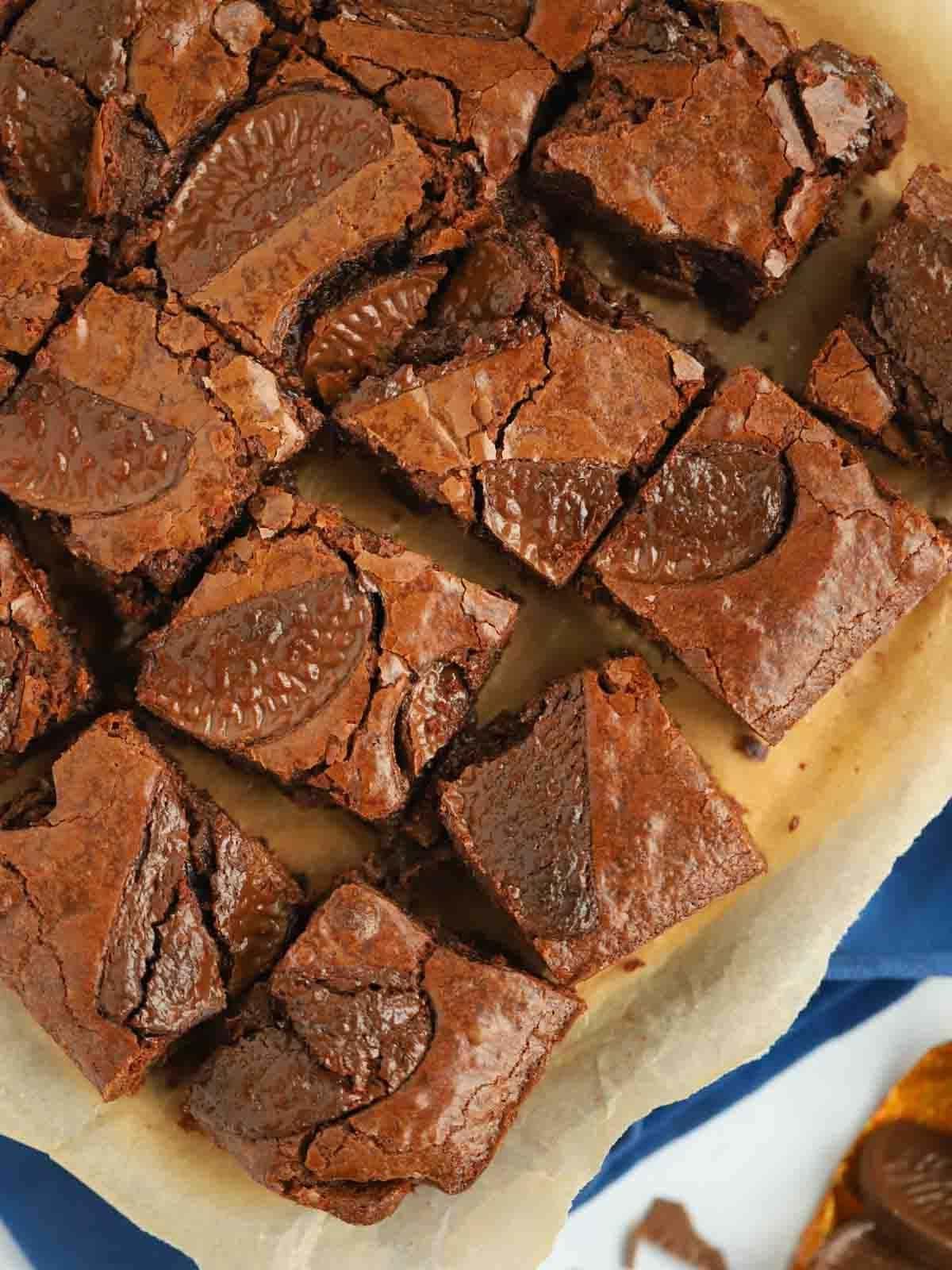 Brownies al Cioccolato e Arancia {Facile e Delizioso!} 3 Un tagliere pieno di brownies Terry's Chocolate Orange, pronti per essere gustati, con la glassa lucida e invitante.