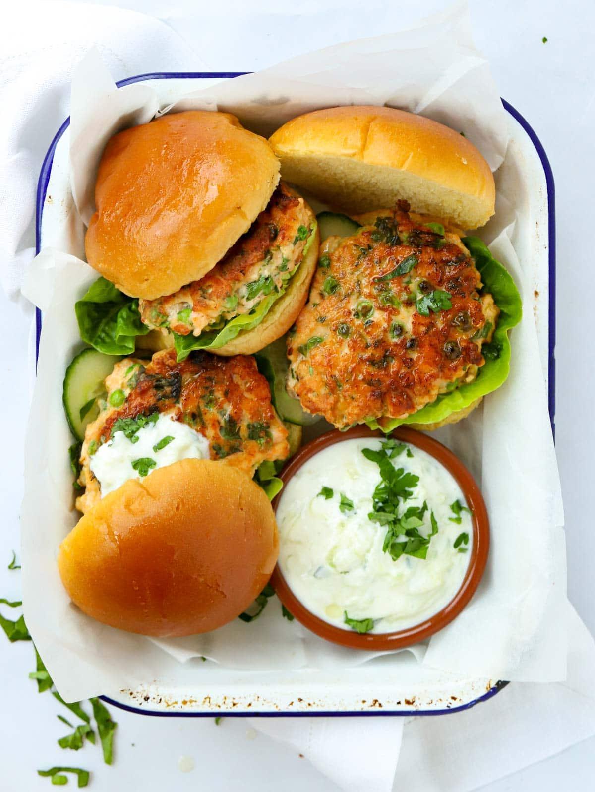 Burger di Salmone Fresco {con Salsa Tzatziki} 3 Burger di Salmone fatti in casa con una salsa.