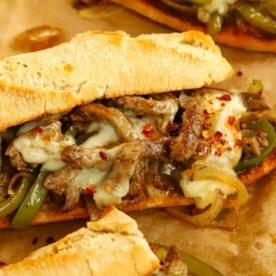 Pasti da 15 minuti {Settimana 2} 3 Una baguette ripiena di formaggio fuso caldo e bistecca per un Philly Cheesesteak fatto in casa pronto da mangiare.