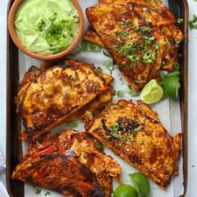 Piano Pasti 22 {Nuovi Preferiti di Famiglia} 3 Tacos di pollo fritto con salsa di pomodoro e pollo sfilacciato, formaggio fuso e una salsa di avocado a lato.