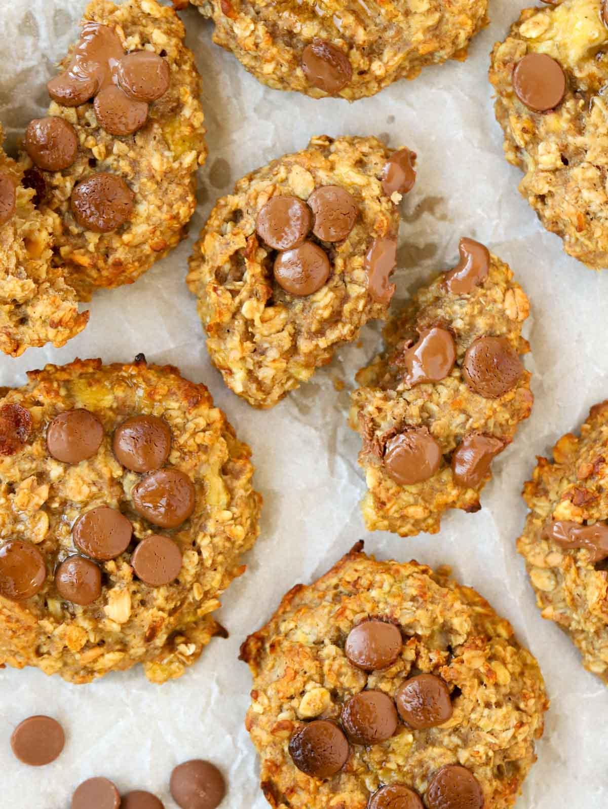 Biscotti da Colazione 3 Ricetta facile per biscotti da colazione con burro d'arachidi, banana e gocce di cioccolato.