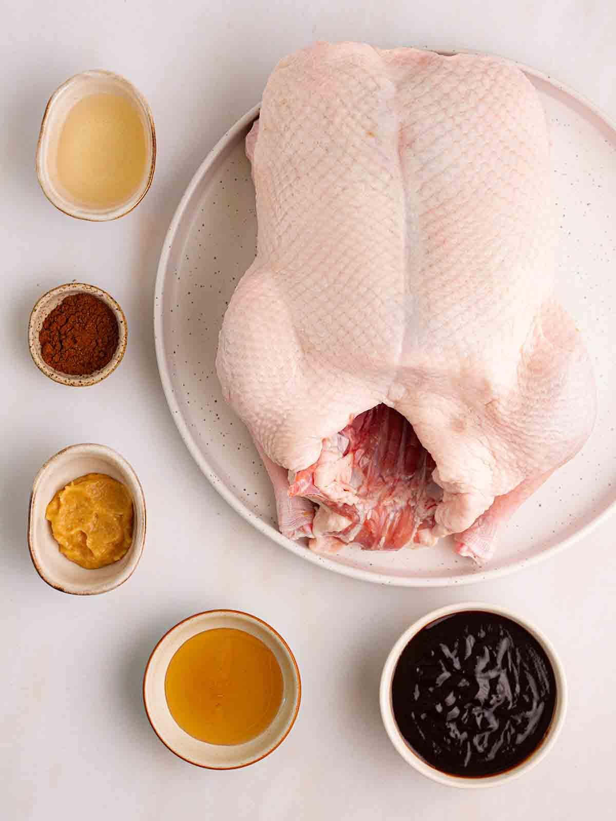 Anatra alla pechinese in pentola a cottura lenta 4 Gli ingredienti per preparare l'Anatra alla Pechinese in Slow Cooker disposti su un piano di lavoro.