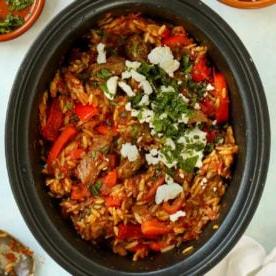 Piano Pasti 27 {PENTOLA A COTTURA LENTA} 4 Una pentola slow cooker piena di Stufato di Agnello e Orzo con formaggio feta spolverato sopra.