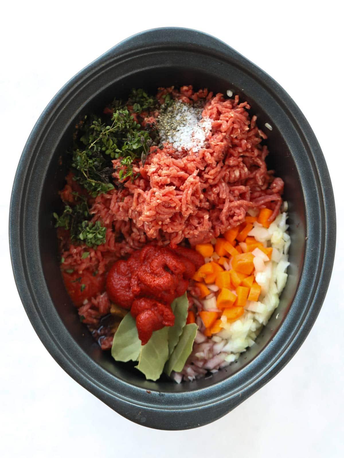 Bolognese a cottura lenta {Ricetta senza rosolatura!} 4 Ingredienti crudi in una slow cooker per il ragù di manzo.