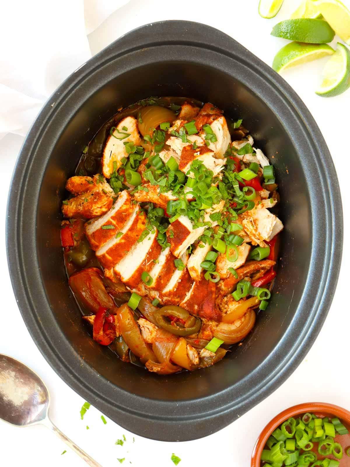 Fajitas di pollo nella slow cooker.