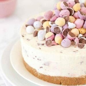 **Mini Cheesecake alle Uova** 4 Cheesecake ai Mini Egg senza cottura per Pasqua su un piatto.
