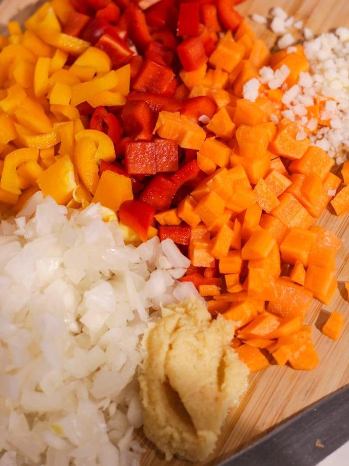 Riso Fritto all'Uovo Veloce {15 Minuti} 4 Carote, peperoni, cipolla tritati a cubetti, aglio e pasta di zenzero. Passo 1 di come fare il Riso Fritto con Uova.