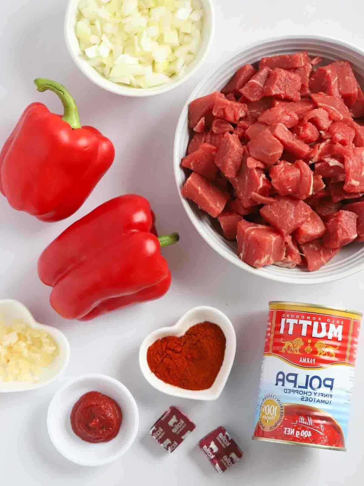 Gulasch di Manzo 4 Gli ingredienti per il goulash di manzo in slow cooker disposti su un bancone.