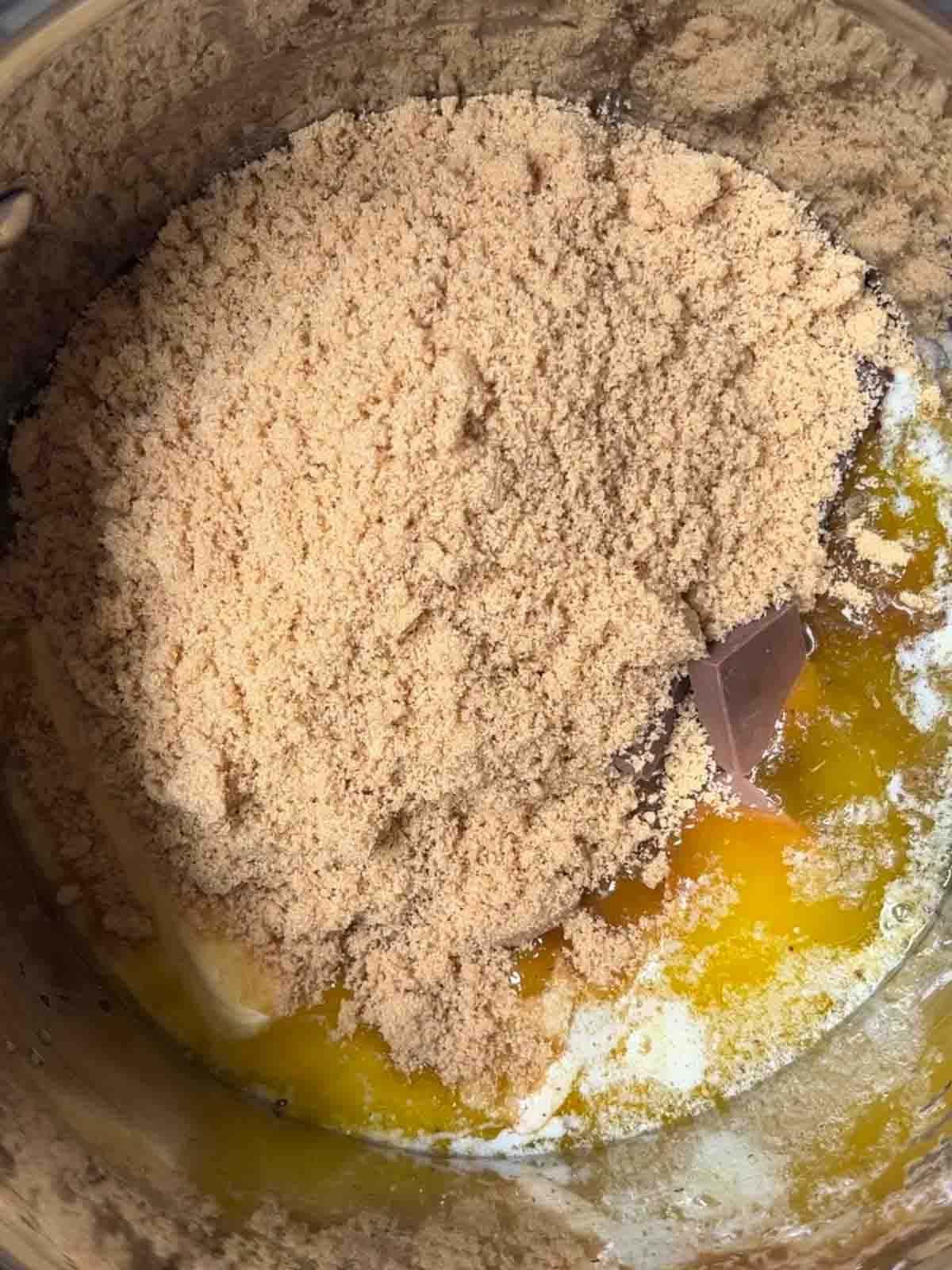 Brownies al Cioccolato e Arancia {Facile e Delizioso!} 5 Ingredienti crudi in una pentola per brownies al cioccolato e arancia, con burro, cioccolato e zucchero pronti per essere fusi.