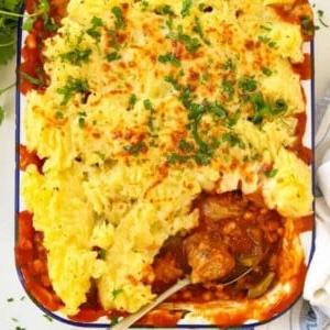 Pasticcio del Cowboy {Salsiccia e Fagioli al Purè} 5 Torta del Cowboy appena sfornata. Salsicce e fagioli ricoperti di purè.