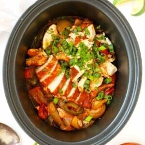 Fajitas di Pollo a Cottura Lenta 5 Slow cooker piena di fajitas di pollo cotte.